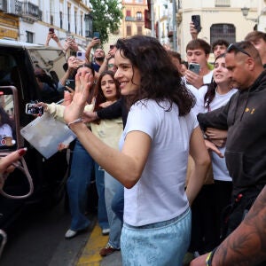 Rosalía revoluciona a sus fans con un nuevo look en Sevilla Rosalía revoluciona a sus fans con un nuevo look en Sevilla
