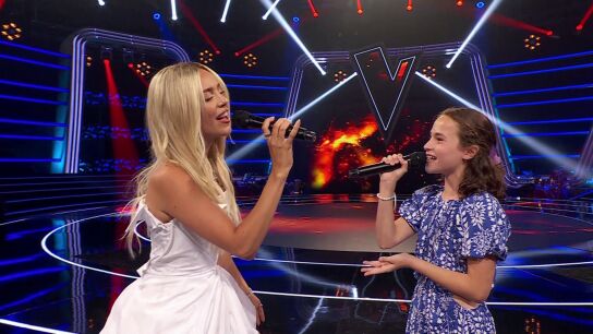 Ana Mena hace los coros de ‘Las 12’ a Elsa en un emocionante dúo