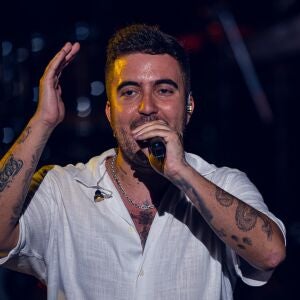 Beret se fractura el peroné en pleno concierto y explica qué pasa con su gira Beret se fractura el peroné en pleno concierto y explica qué pasa con su gira