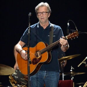 Coque Malla carga contra la persona que lanzó un vinilo a Eric Clapton Coque Malla carga contra la persona que lanzó un vinilo a Eric Clapton