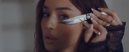 Lola &Iacute;ndigo en el videoclip de 'El Bachat&oacute;n de la L'