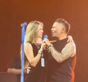 Alejandro Sanz y Stephanie Cayo cantando 'Corazón partío' en Las Vegas Alejandro Sanz y Stephanie Cayo cantando 'Corazón partío' en Las Vegas