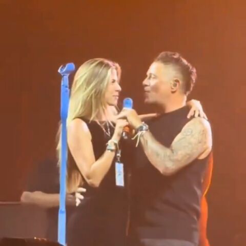 Alejandro Sanz y Stephanie Cayo cantando 'Corazón partío' en Las Vegas