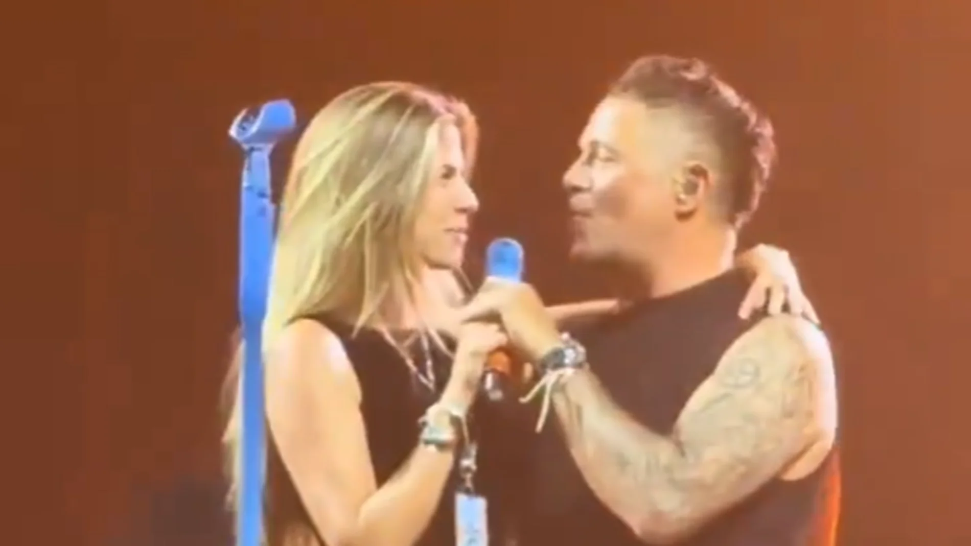 Alejandro Sanz y Stephanie Cayo cantando 'Corazón partío' en Las Vegas Alejandro Sanz y Stephanie Cayo cantando 'Corazón partío' en Las Vegas