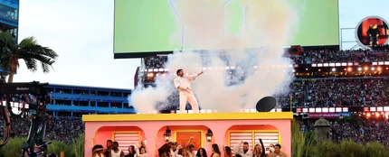 Bad Bunny actuando sobre La Casita durante la actuación de medio tiempo de la Super Bowl Bad Bunny actuando sobre La Casita durante la actuación de medio tiempo de la Super Bowl