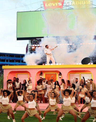 Bad Bunny actuando sobre La Casita durante la actuación de medio tiempo de la Super Bowl