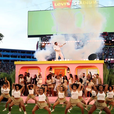 Bad Bunny actuando sobre La Casita durante la actuación de medio tiempo de la Super Bowl Bad Bunny actuando sobre La Casita durante la actuación de medio tiempo de la Super Bowl