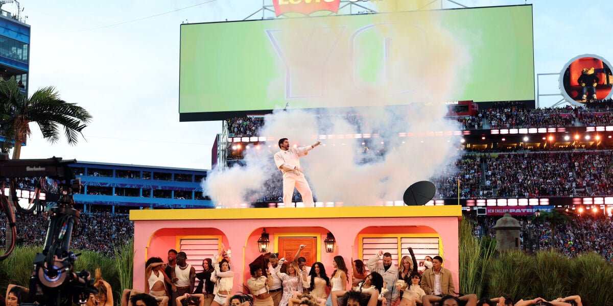 Bad Bunny actuando sobre La Casita durante la actuaci&oacute;n de medio tiempo de la Super Bowl