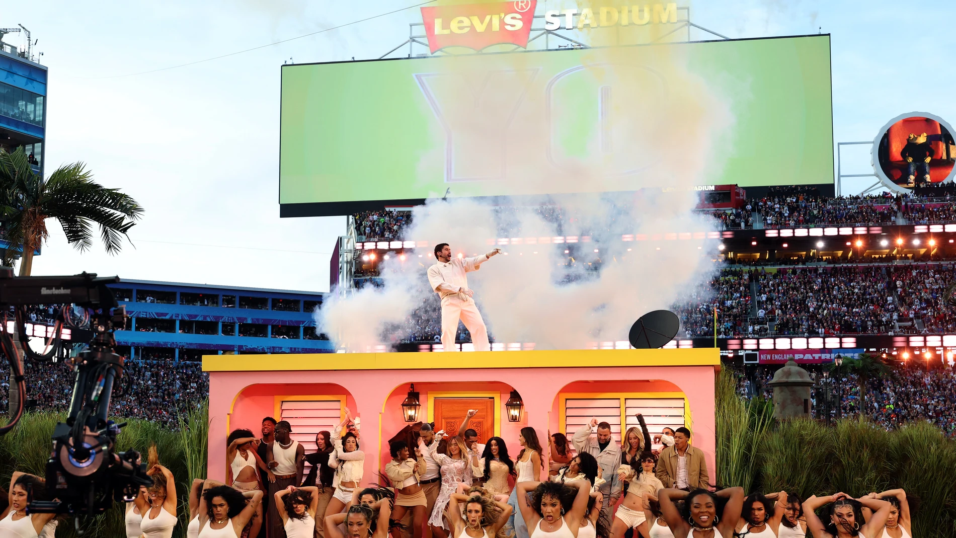 Bad Bunny actuando sobre La Casita durante la actuación de medio tiempo de la Super Bowl Bad Bunny actuando sobre La Casita durante la actuación de medio tiempo de la Super Bowl