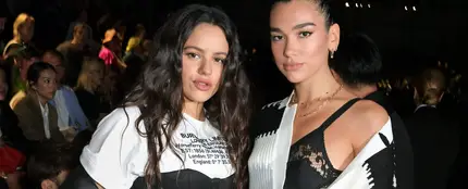 Rosalía y Dua Lipa en un desfile en Londres en 2019 Rosalía y Dua Lipa en un desfile en Londres en 2019