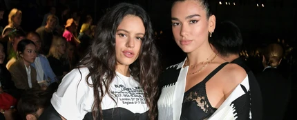 Rosalía y Dua Lipa en un desfile en Londres en 2019 Rosalía y Dua Lipa en un desfile en Londres en 2019