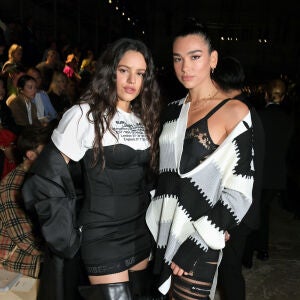 Rosalía le regala su disco 'LUX' a Dua Lipa con una bonita dedicatoria Rosalía le regala su disco 'LUX' a Dua Lipa con una bonita dedicatoria