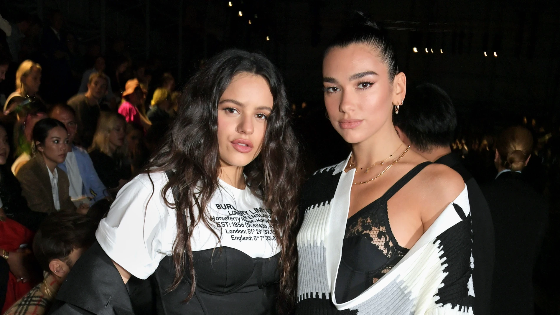 Rosalía y Dua Lipa en un desfile en Londres en 2019 Rosalía y Dua Lipa en un desfile en Londres en 2019