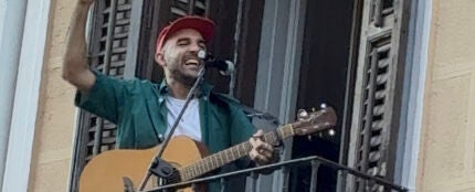 Nil Moliner cantando desde un balc&oacute;n para celebrar 'NEXO' 