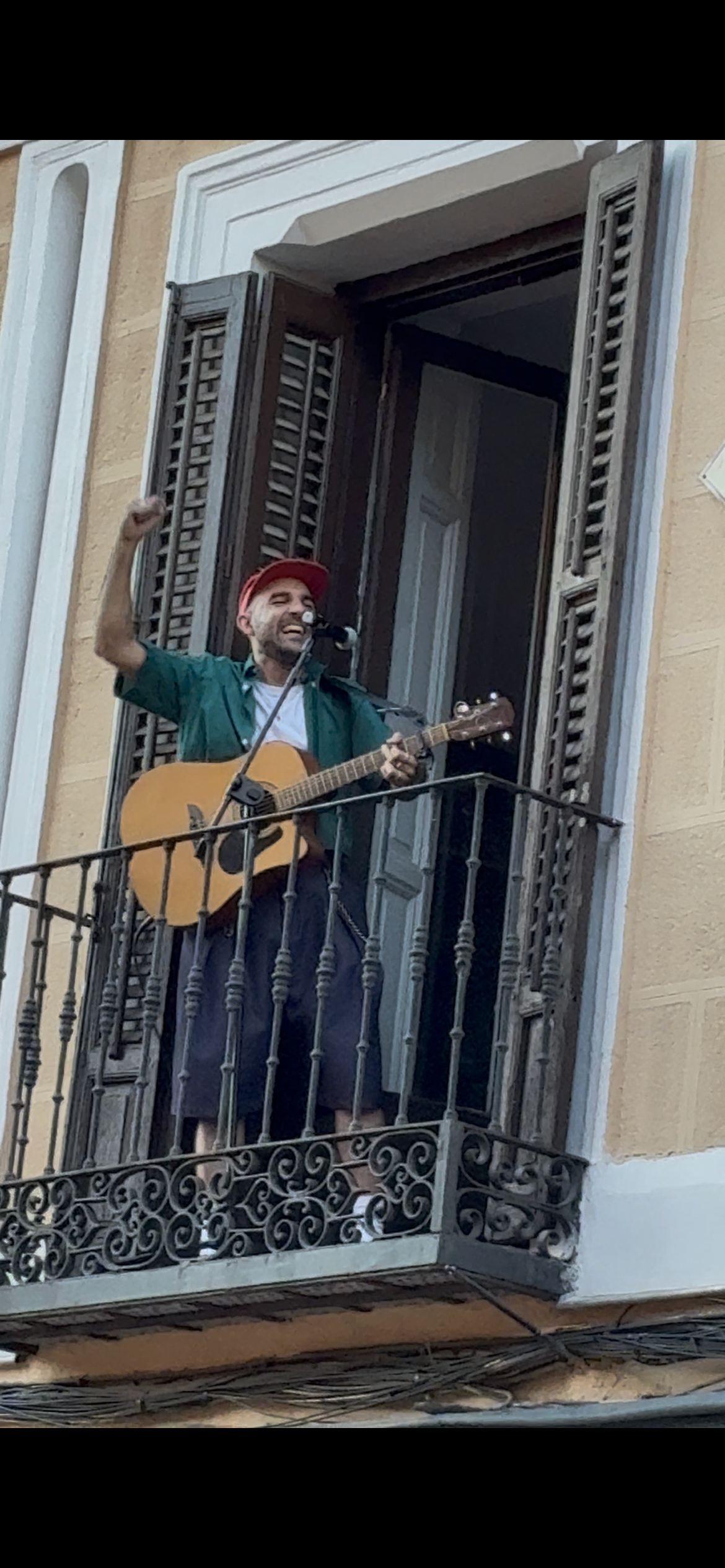 Nil Moliner cantando desde un balcón para celebrar 'NEXO' Nil Moliner cantando desde un balcón para celebrar 'NEXO'