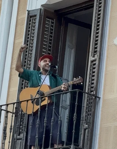 Nil Moliner cantando desde un balcón para celebrar 'NEXO' Nil Moliner cantando desde un balcón para celebrar 'NEXO'