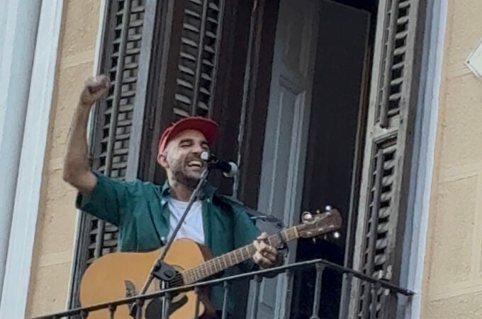 Nil Moliner cantando desde un balcón para celebrar 'NEXO' 