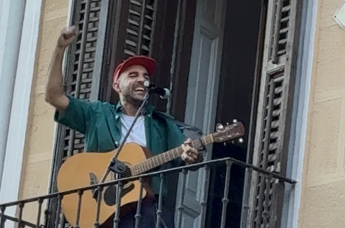 Nil Moliner cantando desde un balcón para celebrar 'NEXO' Nil Moliner cantando desde un balcón para celebrar 'NEXO'
