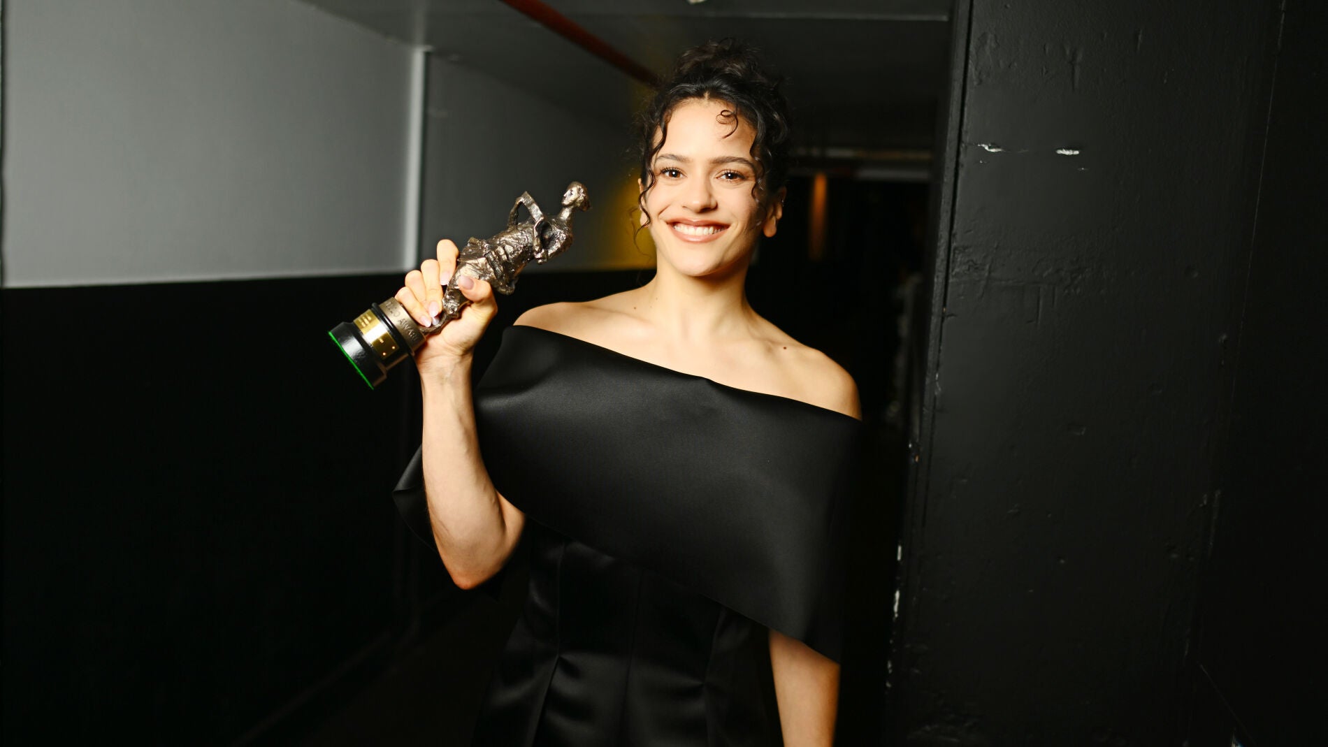 Rosalía posa con el galardón recibido en la gala de The Ivors 2026