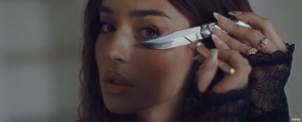 Lola &Iacute;ndigo en el videoclip de 'El bachat&oacute;n de la L'