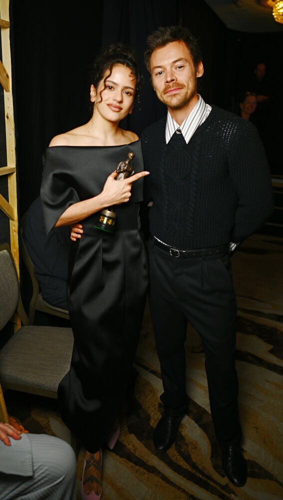Rosalía posa junto a Harry Styles después de la ceremonia de entrega de The Ivors 2026
