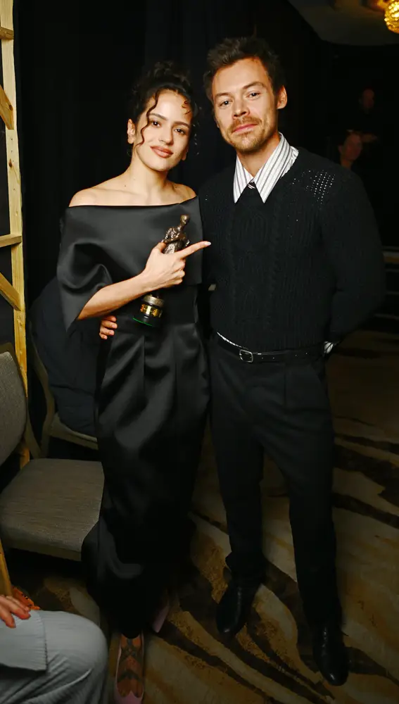 Rosalía posa junto a Harry Styles después de la ceremonia de entrega de The Ivors 2026 Rosalía posa junto a Harry Styles después de la ceremonia de entrega de The Ivors 2026