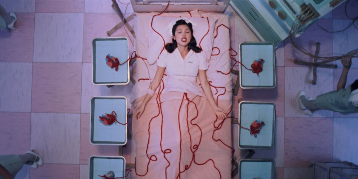 Olivia Rodrigo en el videolcip de 'the cure'