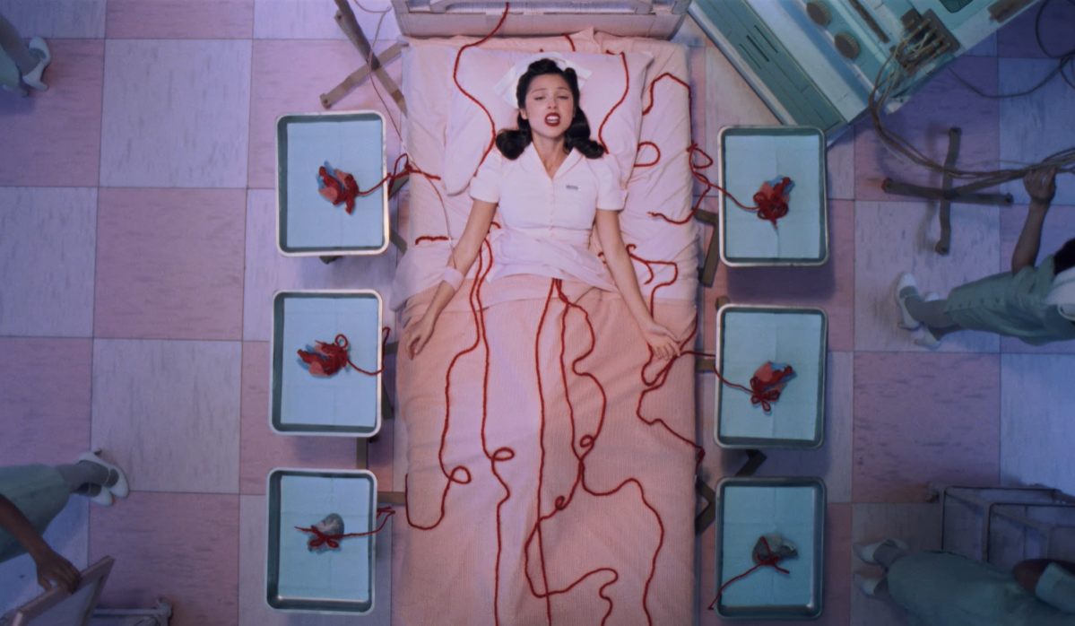 Olivia Rodrigo en el videolcip de 'the cure' Olivia Rodrigo en el videolcip de 'the cure'
