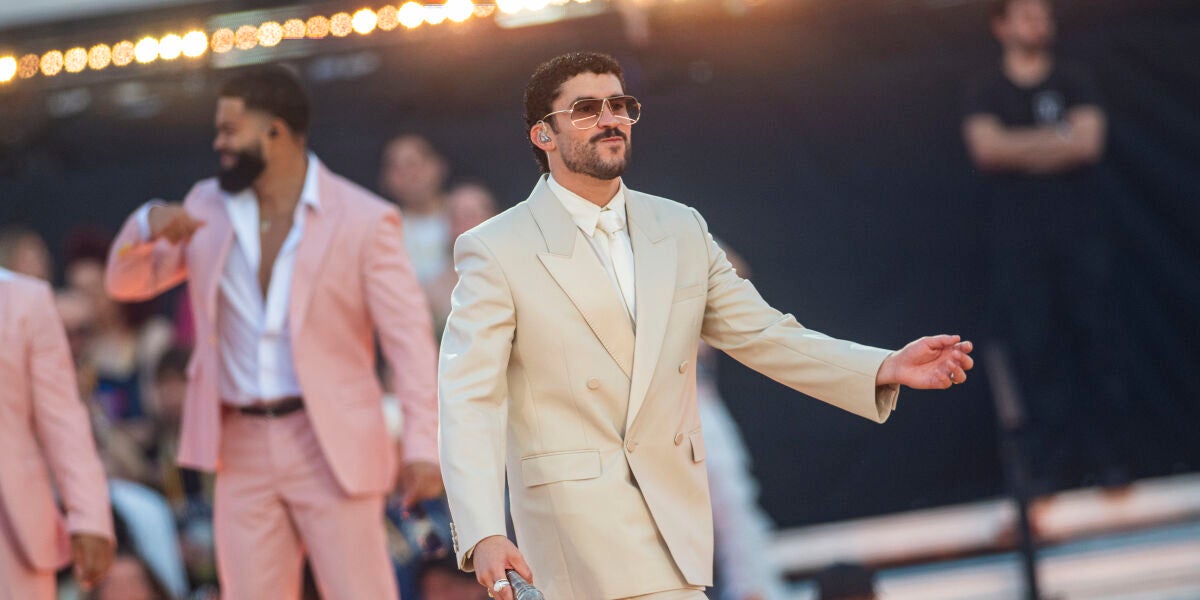 Bad Bunny durante su concierto en el Estadi Ol&iacute;mpic Llu&iacute;s Companys