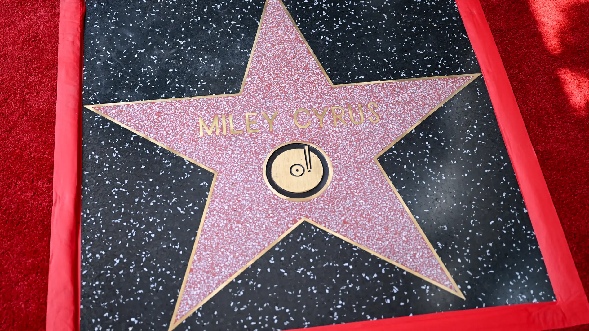 La estrella de Miley Cyrus en el Paseo de la Fama de Hollywood La estrella de Miley Cyrus en el Paseo de la Fama de Hollywood