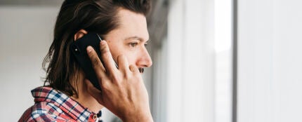 Un hombre hablando por tel&eacute;fono
