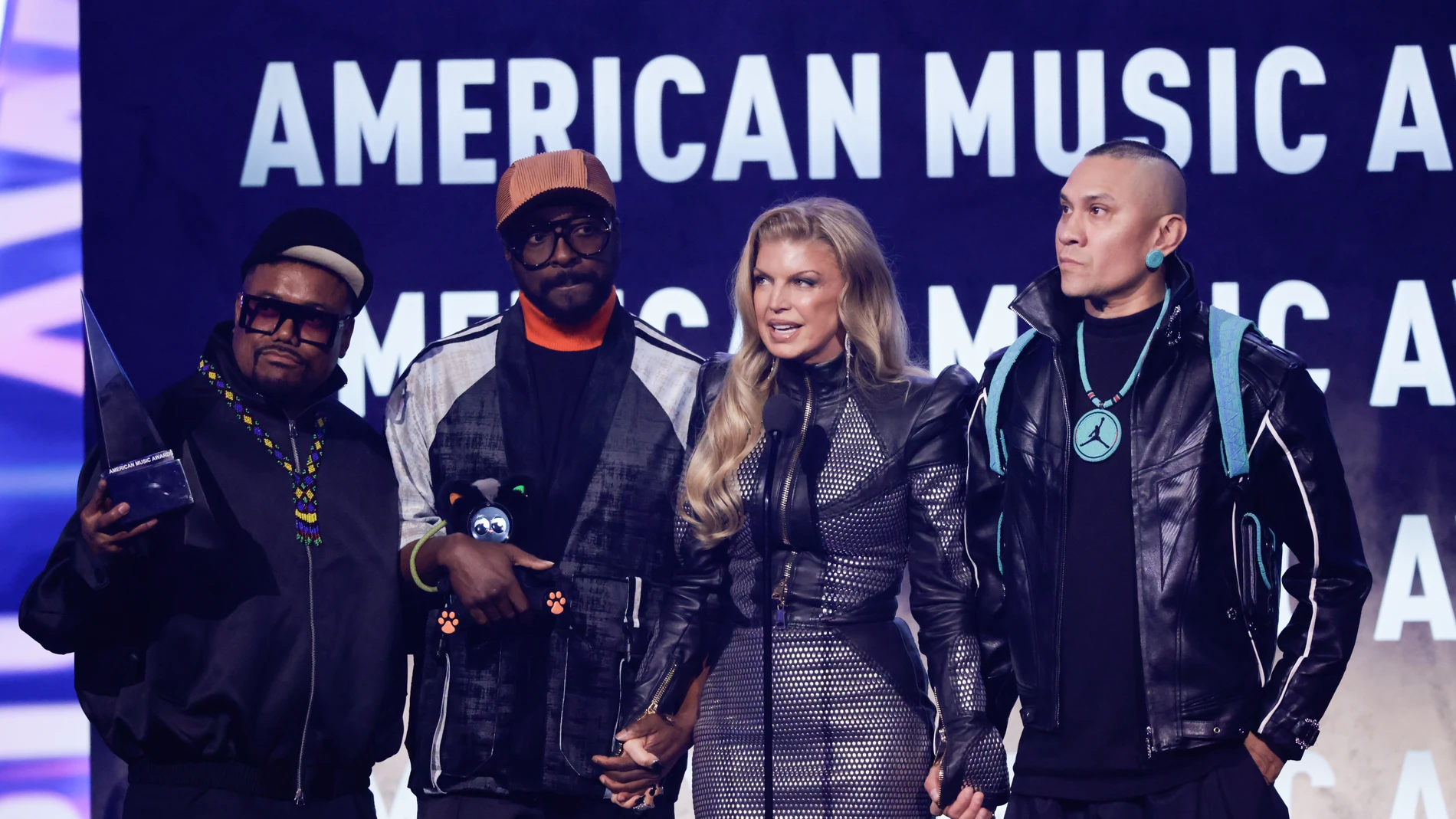Black Eyed Peas y Fergie recogiendo su premio en los AMAs 2026 Black Eyed Peas y Fergie recogiendo su premio en los AMAs 2026