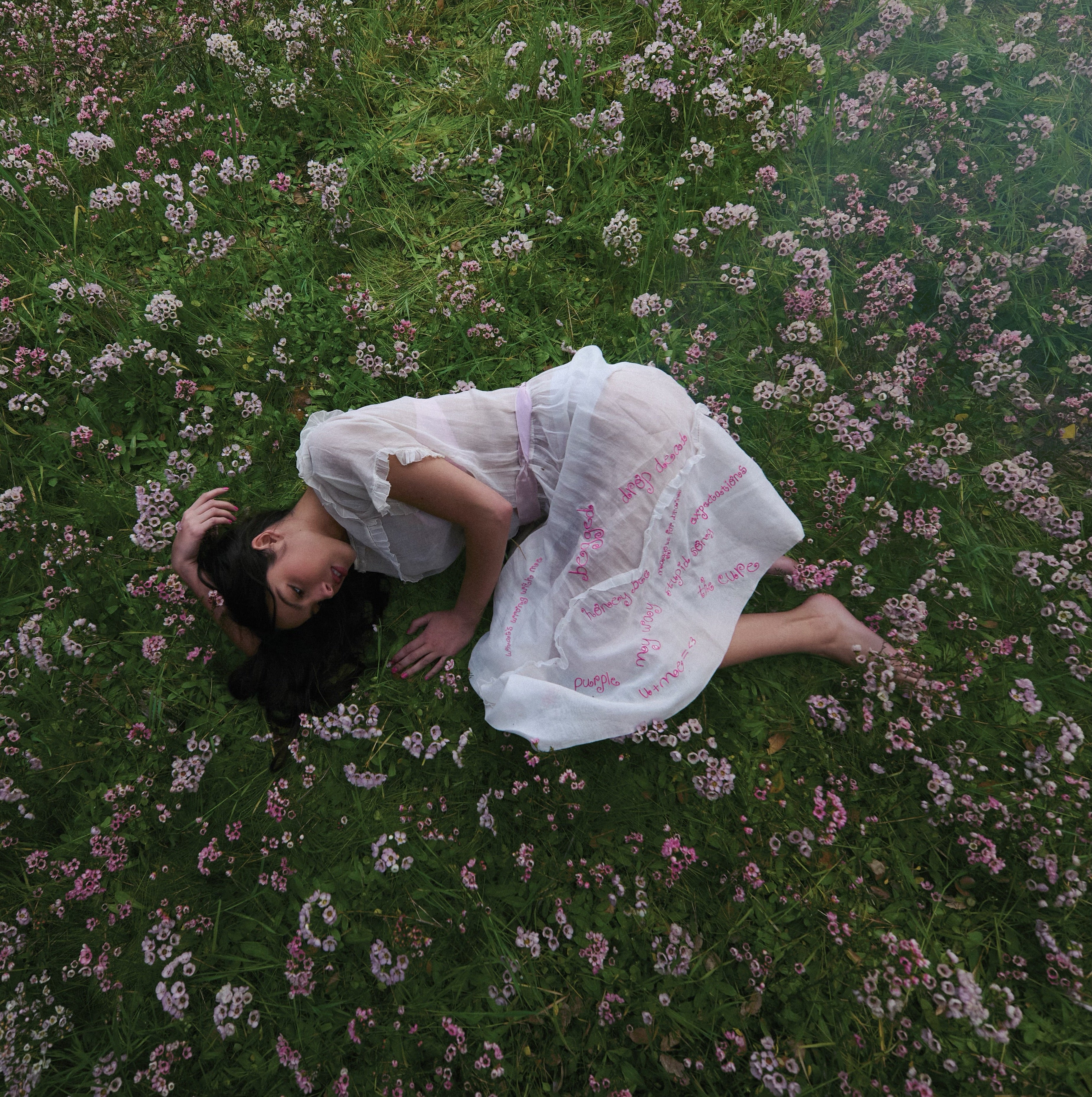 Olivia Rodrigo presentando el tracklist de 'you seem pretty sad for a girl so in love' Olivia Rodrigo presentando el tracklist de 'you seem pretty sad for a girl so in love'