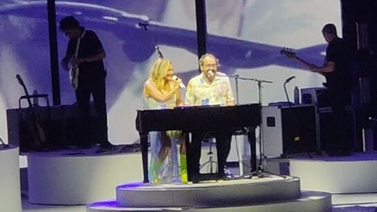Amaia Montero y Xabi San Martín en el Movistar Arena de Madrid cantando 'Tan guapa'