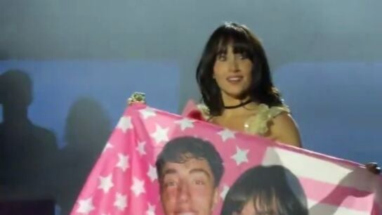 Aitana ense&ntilde;a una bandera hecha por fans de ella con Plex en su concierto de Albacete
