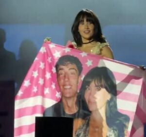 Aitana enseña una bandera hecha por fans de ella con Plex en su concierto de Albacete Aitana enseña una bandera hecha por fans de ella con Plex en su concierto de Albacete