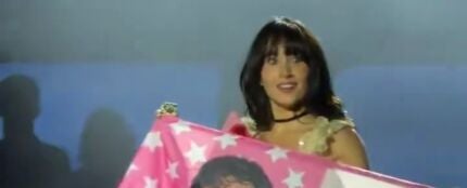 Aitana ense&ntilde;a una bandera hecha por fans de ella con Plex en su concierto de Albacete