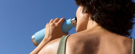 Una mujer bebiendo agua Una mujer bebiendo agua