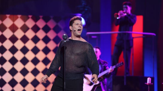 Ritmo y adrenalina: J Kbello desata la euforia como Ricky Martin con ‘La copa de la vida’