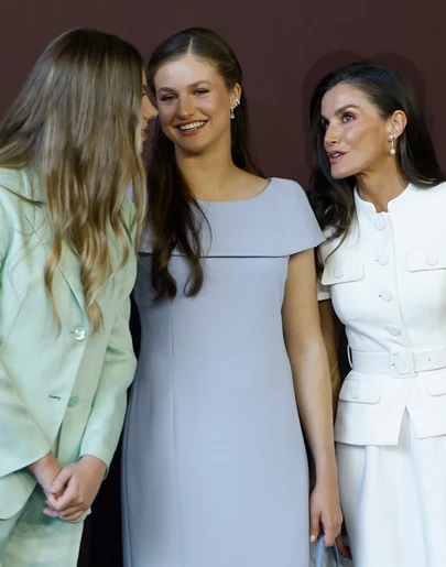 La reina Letizia (d) conversa con la princesa Leonor (c) y la infanta Sofía (i) La reina Letizia (d) conversa con la princesa Leonor (c) y la infanta Sofía (i)