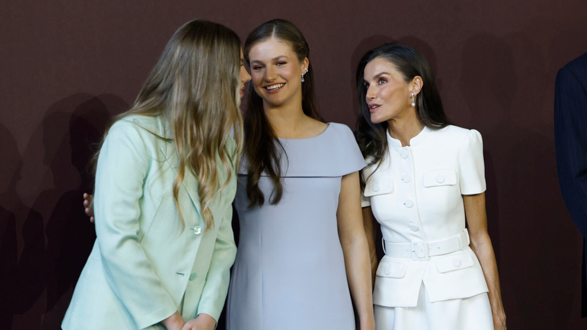 La reina Letizia (d) conversa con la princesa Leonor (c) y la infanta Sofía (i)