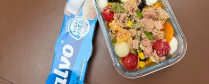 Ensalada de pasta con frutas de verano, hierbabuena y atún claro Calvo en aceite de girasol. Ensalada de pasta con frutas de verano, hierbabuena y atún claro Calvo en aceite de girasol.