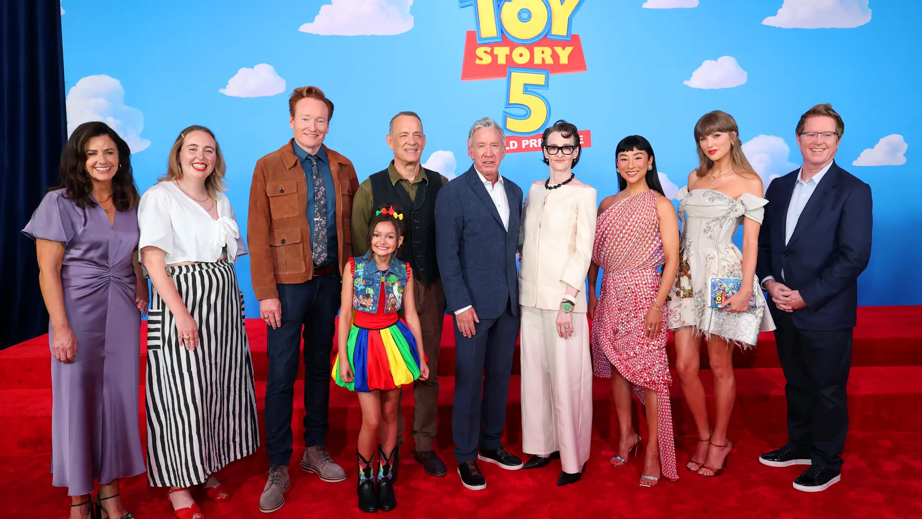De izquierda a derecha: Lindsey Collins, Kenna Harris, Conan O'Brien, Scarlett Spears, Tom Hanks, Tim Allen, Joan Cusack, Greta Lee, Taylor Swift y Andrew Stanton De izquierda a derecha: Lindsey Collins, Kenna Harris, Conan O'Brien, Scarlett Spears, Tom Hanks, Tim Allen, Joan Cusack, Greta Lee, Taylor Swift y Andrew Stanton