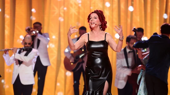 Sole Giménez disfruta sobre el escenario como Gloria Estefan rodeada de bailarines Sole Giménez disfruta sobre el escenario como Gloria Estefan rodeada de bailarines