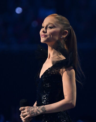 Ariana Grande se emociona durante su concierto en Los Ángeles por el cariño de sus fans