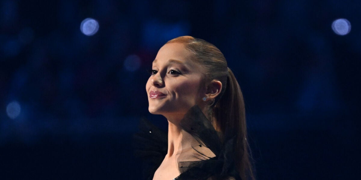 Ariana Grande se emociona durante su concierto en Los &Aacute;ngeles por el cari&ntilde;o de sus fans