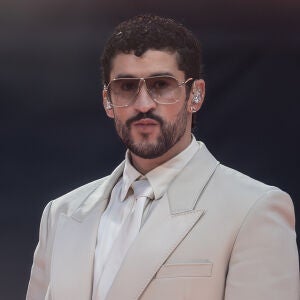Bad Bunny se enfrenta a dos demandas por usar la voz de mujeres sin consentimiento Bad Bunny se enfrenta a dos demandas por usar la voz de mujeres sin consentimiento