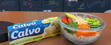 Poke bowl de atún claro Calvo en salsa de aguacate y lima Poke bowl de atún claro Calvo en salsa de aguacate y lima