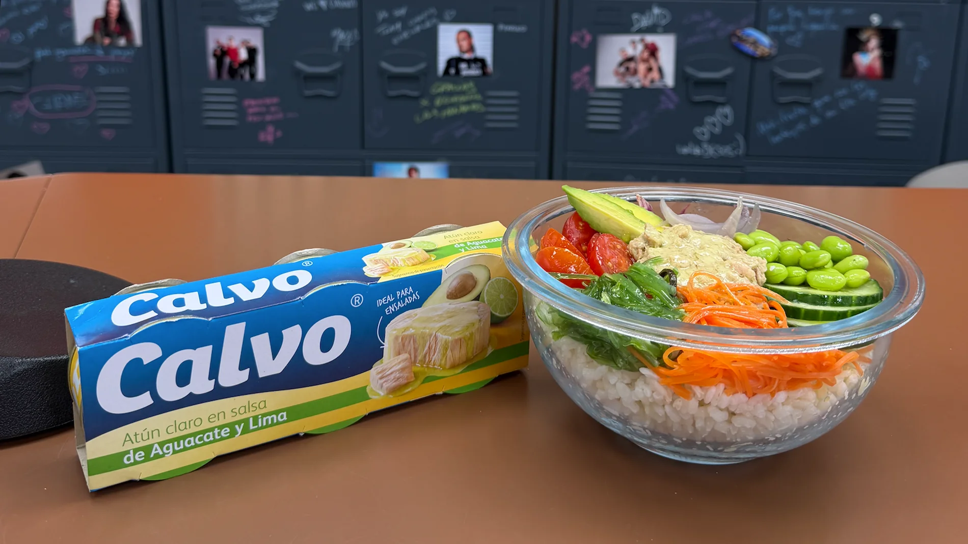 Poke bowl de atún claro Calvo en salsa de aguacate y lima Poke bowl de atún claro Calvo en salsa de aguacate y lima