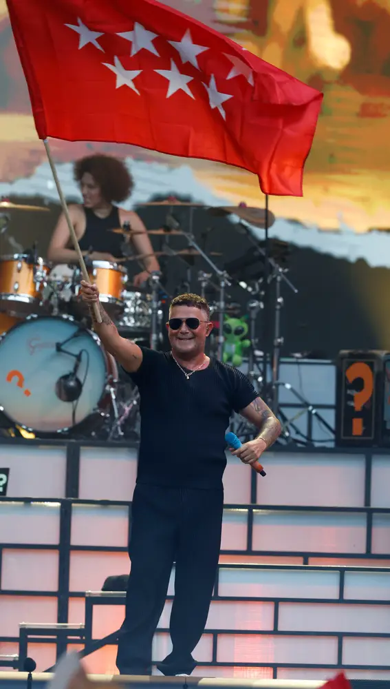 Alejandro Sanz con una bandera de la Comunidad de Madrid Alejandro Sanz con una bandera de la Comunidad de Madrid
